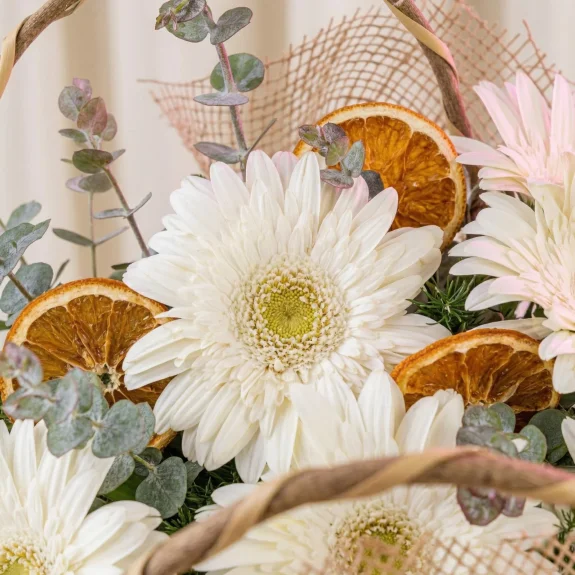 Beyaz Gerbera Doğal Hasır Sepeti