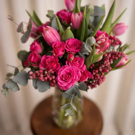 Pembe Güller Ve Pembe Lale Buketi