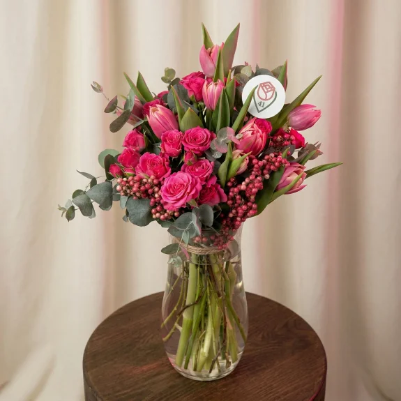 Pembe Güller Ve Pembe Lale Buketi