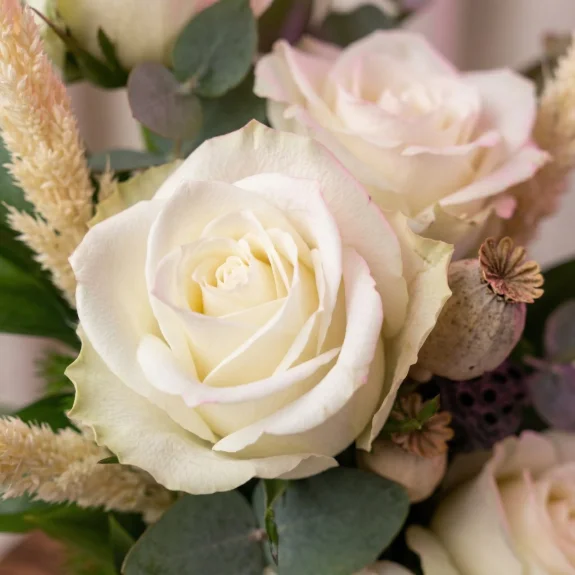 Zarif 5 Beyaz Gül Aranjmanı